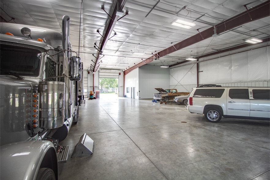 More Photos Of 300 Rou des Chateaux, Bethalto Parking Garage For Sale