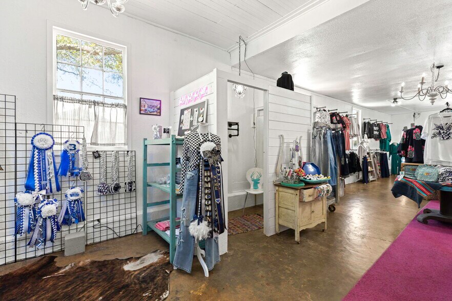 More Photos Of 322 S Main St, Boerne General Retail For Sale