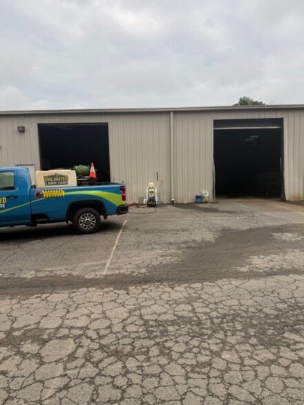 More Photos Of 1030 Nine N Dr, Alpharetta Distribution For Lease