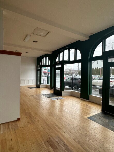 More Photos Of 128 NE Broadway St, Portland Storefront For Lease