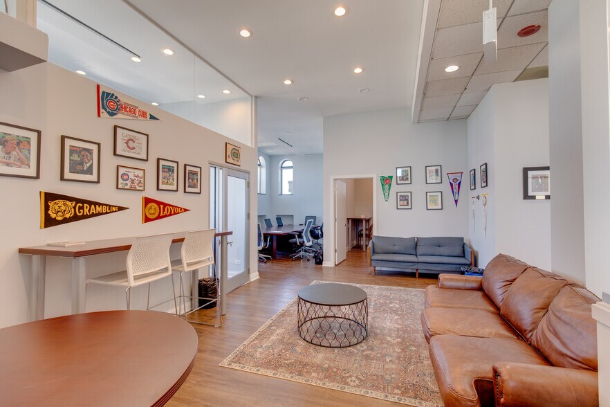 More Photos Of 2551 N Clark St, Chicago Office For Lease