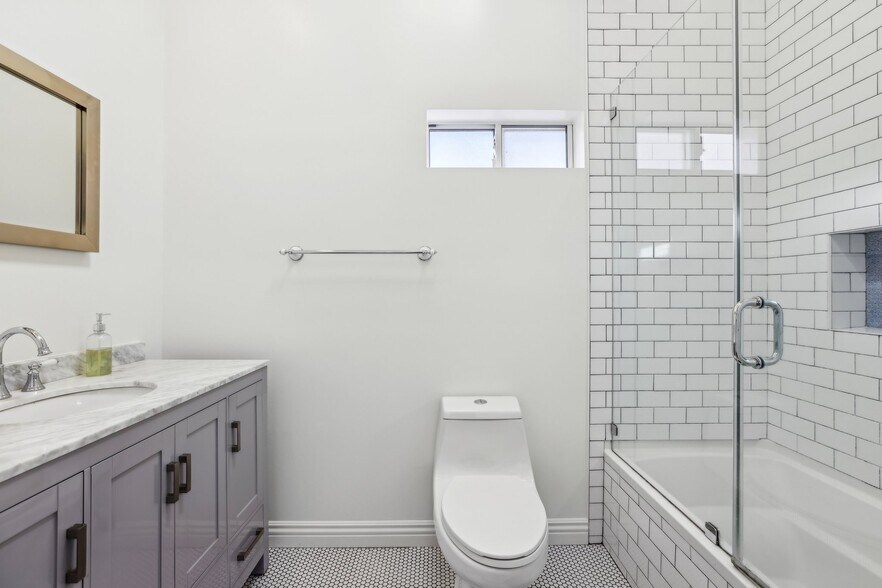 More Photos Of 6082 Selma Ave, Los Angeles Rehabilitation Center For Lease