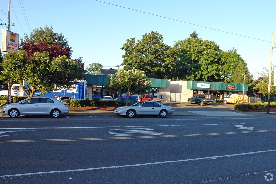 More Photos Of 2710-2712 NE Glisan St, Portland Freestanding For Lease