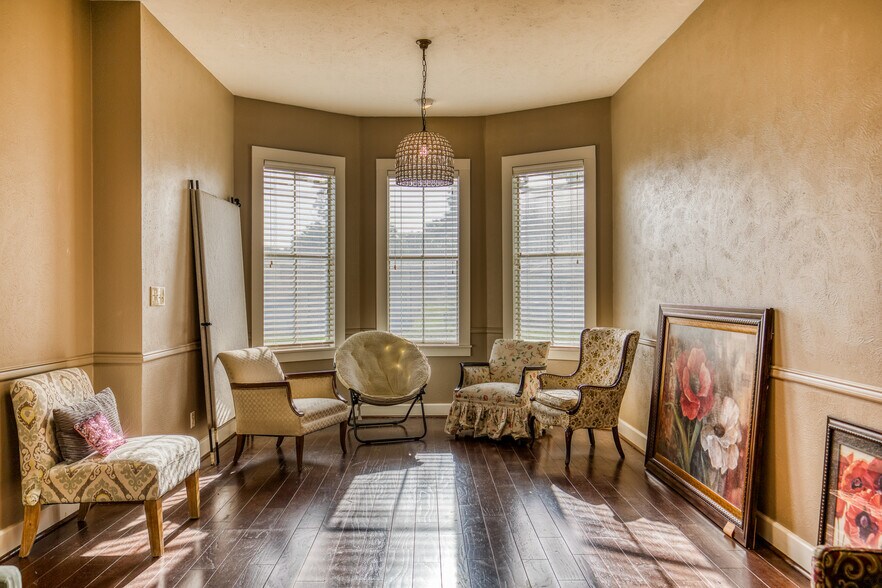 More Photos Of 1600 S Day St, Brenham Medical For Sale