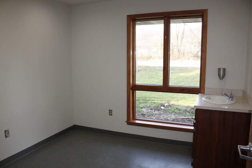 More Photos Of 112 Circle St, Franklin Office For Sale