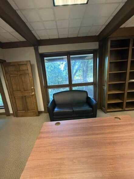 More Photos Of 18340 Minnetonka Blvd, Deephaven Office For Lease