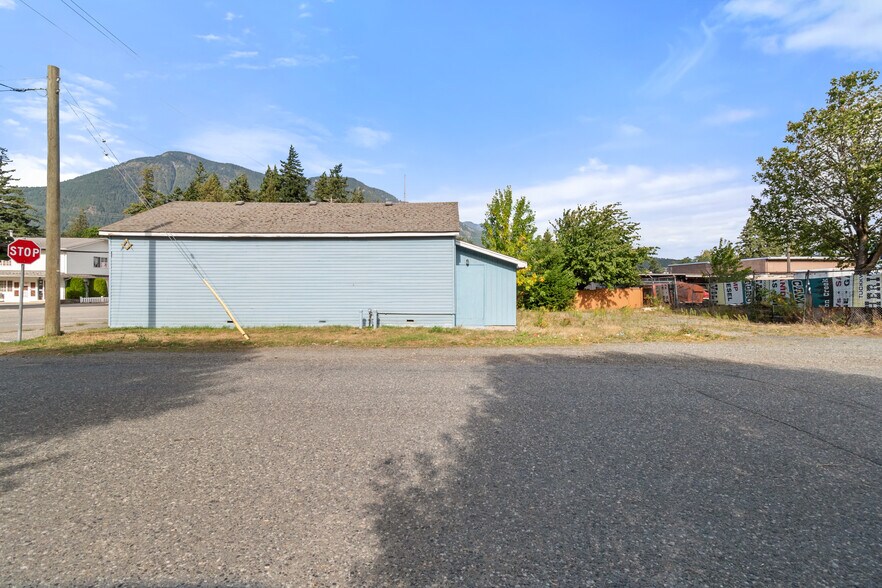 More Photos Of 841 4th Av, Hope Flex For Sale