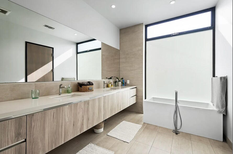 More Photos Of 540-542 Rose Ave, Venice Storefront Retail Residential For Sale