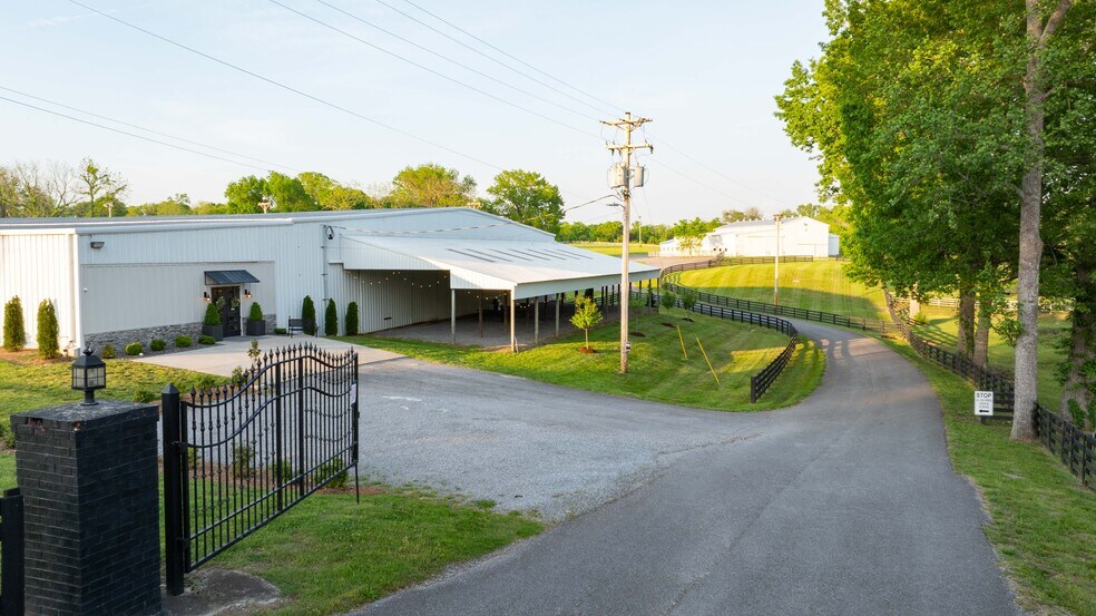 More Photos Of 5830 Highway 231 S, Castalian Springs Showroom For Sale