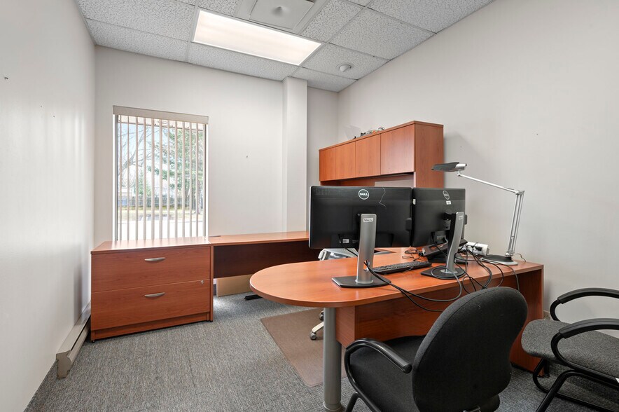 More Photos Of 190 Rue Deragon, Granby Office For Sale