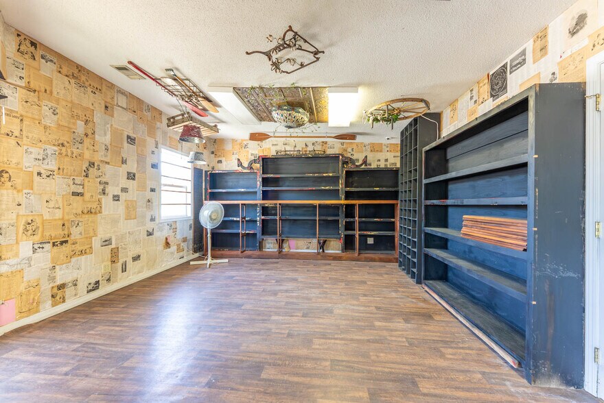 More Photos Of 15 Main St, Mammoth Spring Service Station For Sale