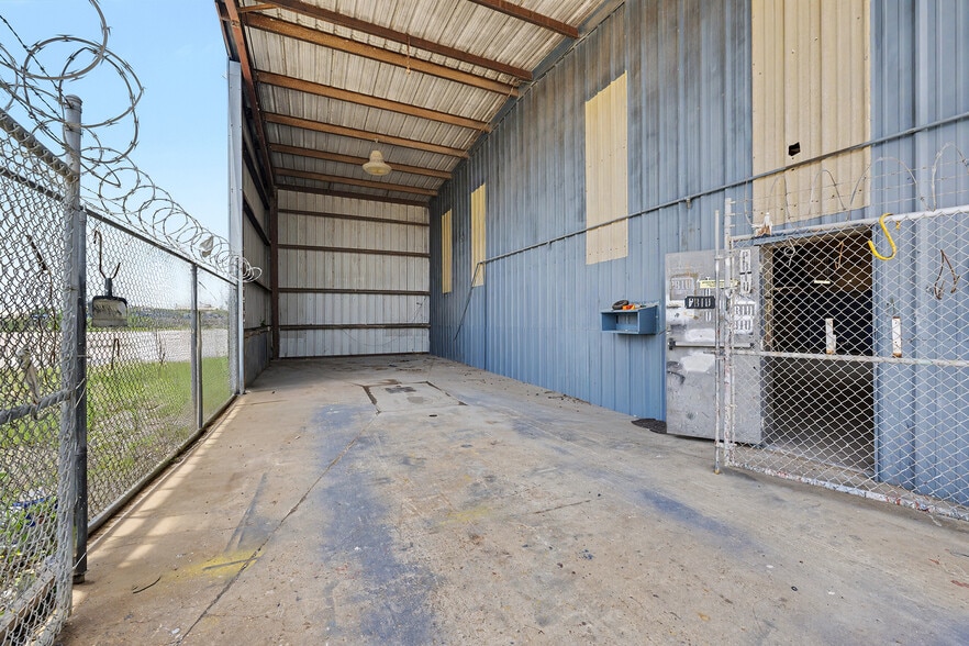 More Photos Of 3807 Oates Rd, Houston Showroom For Lease