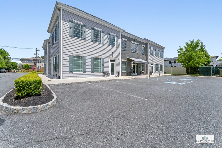 More Photos Of 920 E County Line Rd, Lakewood Office For Lease