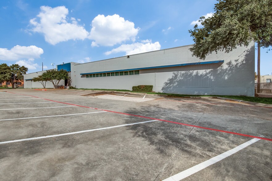 More Photos Of 7600 Ambassador Row, Dallas Distribution For Sale