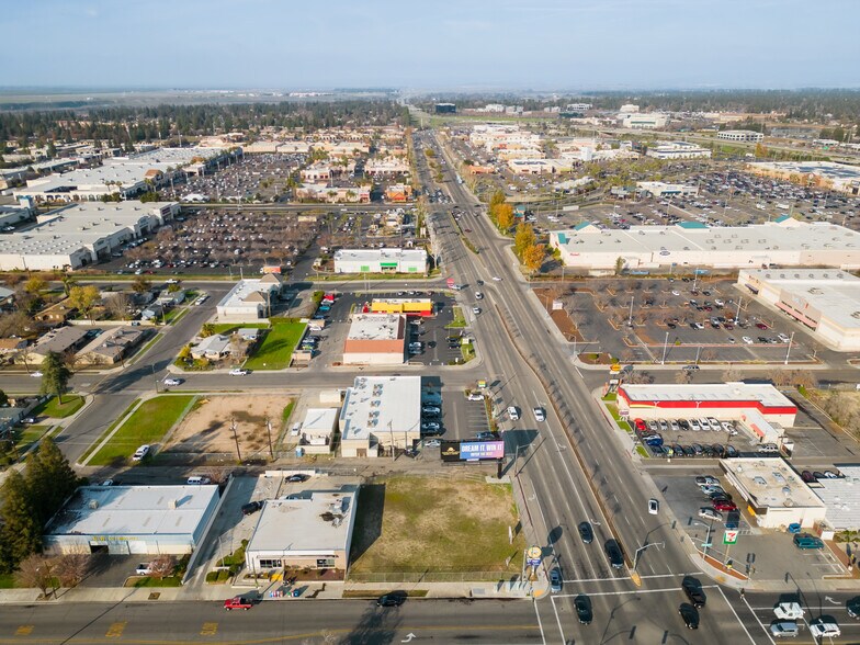 More Photos Of 7315 N Blackstone Ave, Fresno Freestanding For Lease
