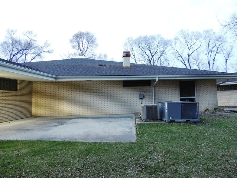 More Photos Of 7399 Forest Hills Rd, Loves Park Office For Sale