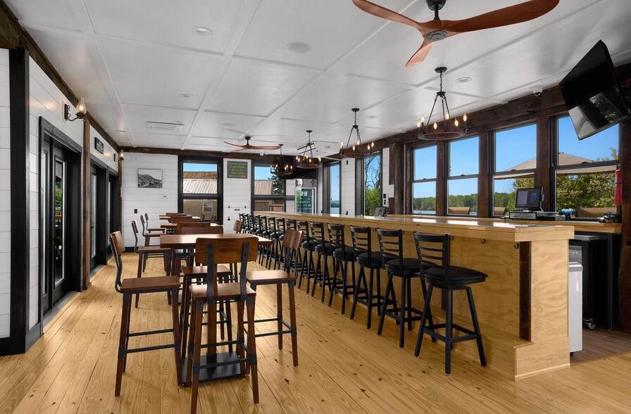 More Photos Of 115 N Shore Dr, Fountain City Restaurant For Sale