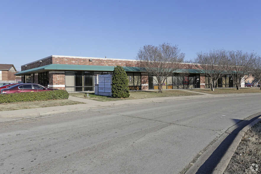 Primary Photo Of 201 Amanda Ln, Waxahachie Medical For Sale