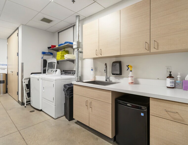 More Photos Of 808 S Vanguard Way, Meridian General Retail For Sale