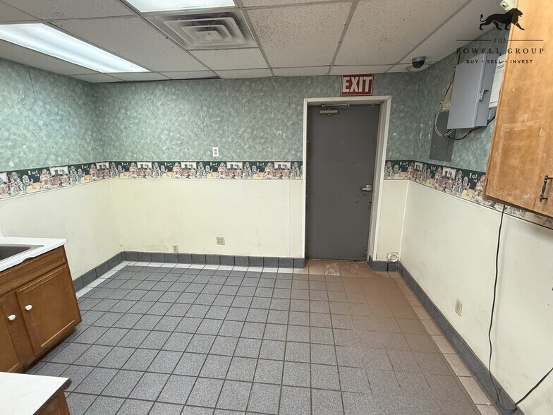 More Photos Of 7902 Slide Rd, Lubbock Veterinarian Kennel For Lease