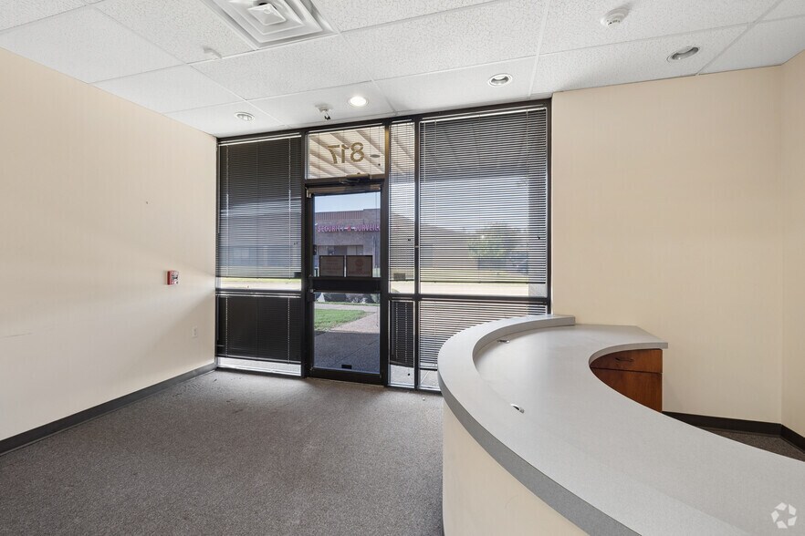 More Photos Of 801-815 Greenview Dr, Grand Prairie Unknown For Lease