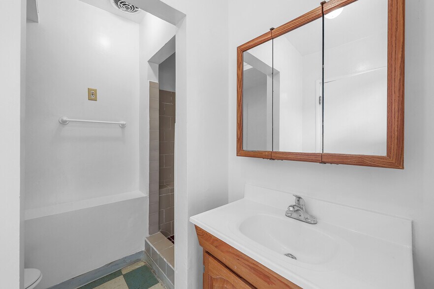 More Photos Of 5812 Venice Blvd, Los Angeles Showroom For Sale