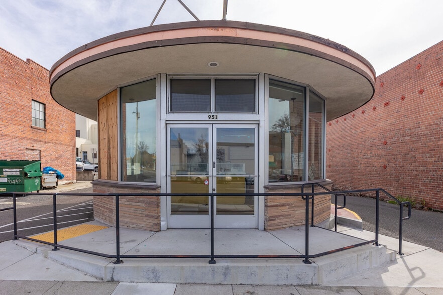 More Photos Of 951 C St, Hayward Fast Food For Sale