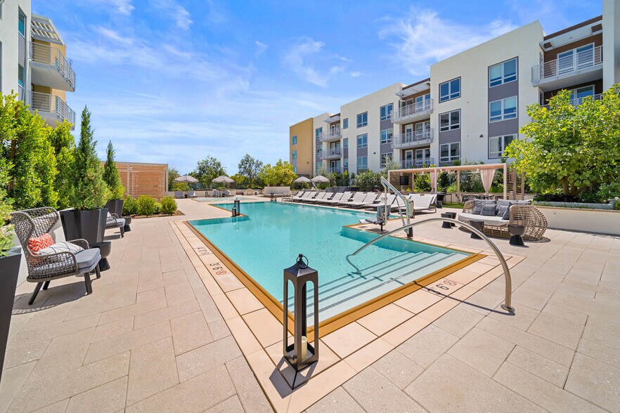 More Photos Of 585 Anton Blvd, Costa Mesa Apartments For Lease