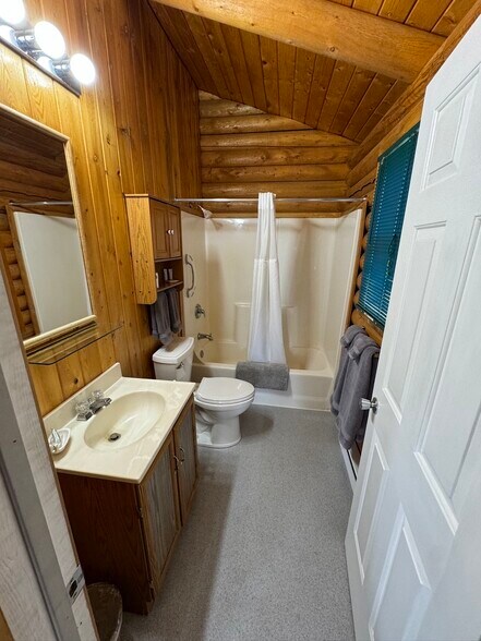 More Photos Of 540 N Main St, Melrose Hotel For Sale