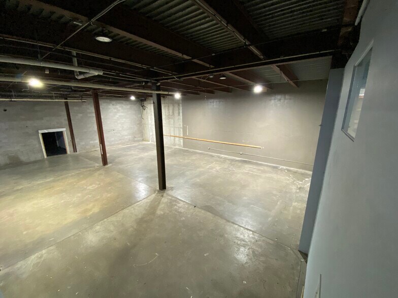 More Photos Of 2887 N College Ave, Fayetteville Warehouse For Lease