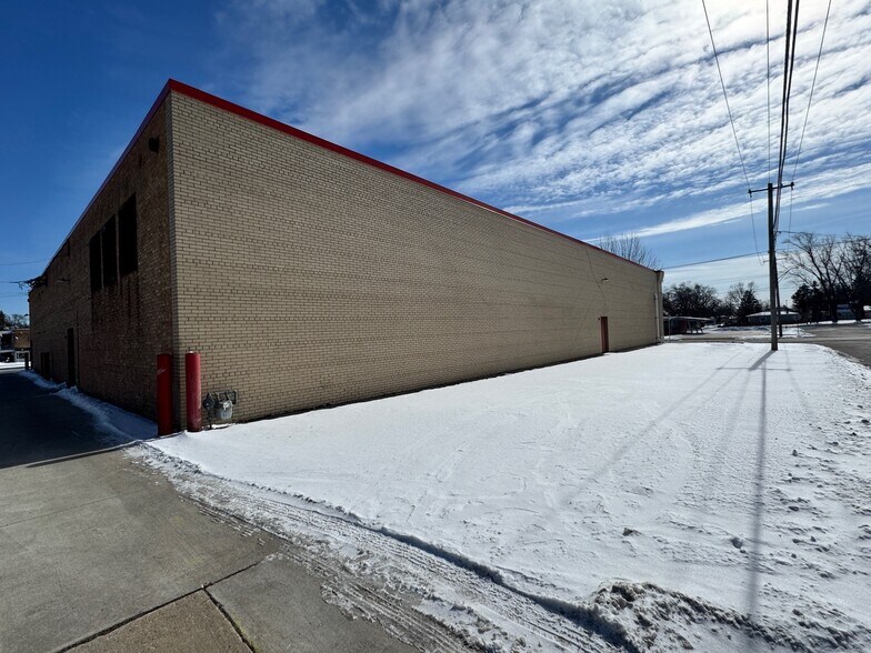 More Photos Of 1158 Lillian St, Elgin General Retail For Sale