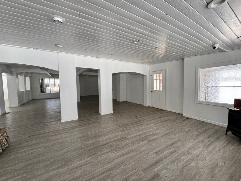 More Photos Of 26890 CA-189 Hwy, Blue Jay Storefront Retail Residential For Lease