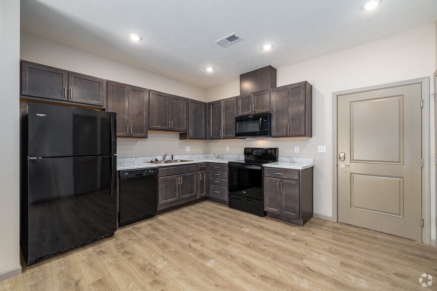 More Photos Of 106 E Greenbriar Dr, Nixa Apartments For Sale