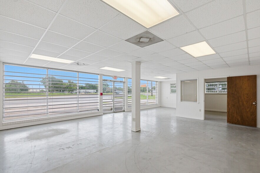 More Photos Of 4107 Port Lavaca Dr, Victoria Showroom For Sale