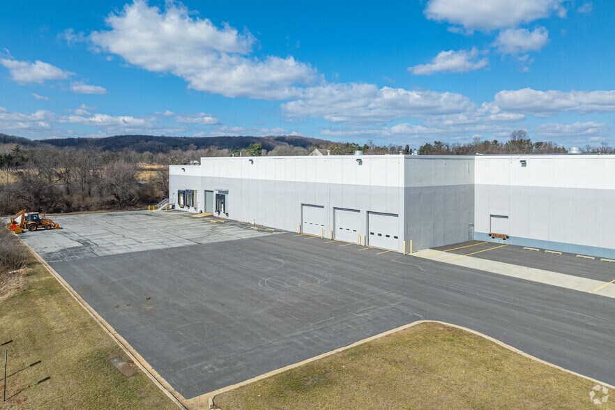 More Photos Of 10820 Gilroy Rd, Hunt Valley Warehouse For Lease