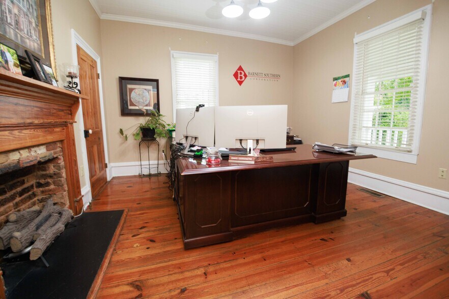 More Photos Of 106 N Alexander Ave, Washington Office For Sale