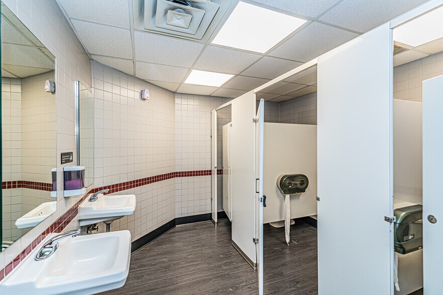 More Photos Of 1-11 S Prospect Ave, Park Ridge Restaurant For Lease