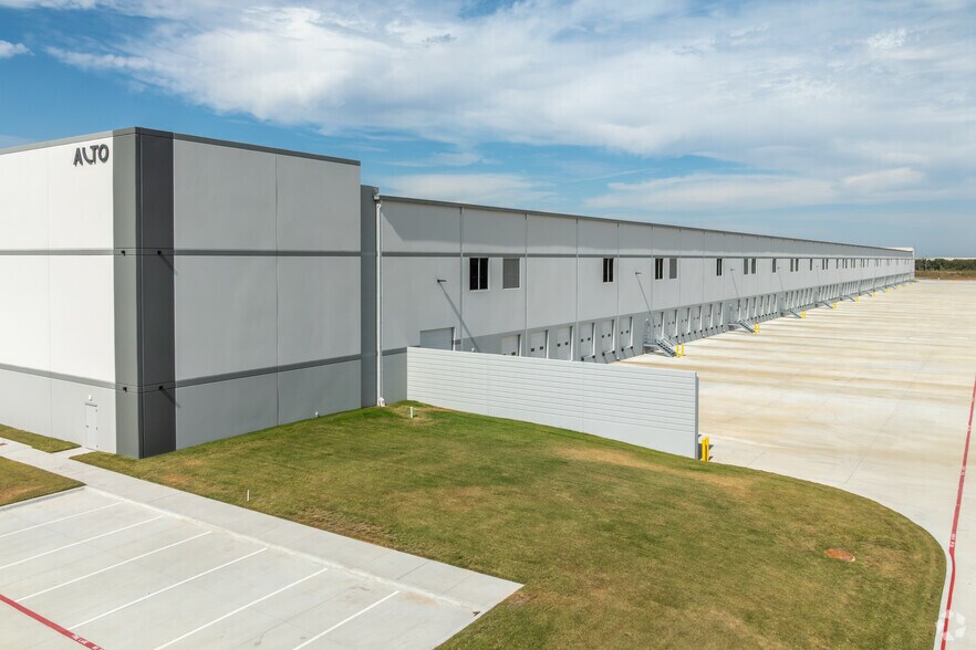 More Photos Of 1200 Pinto Rd, Wilmer Distribution For Lease