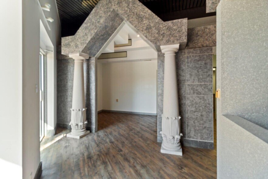 More Photos Of 106 E 26th St, Bryan Office For Lease