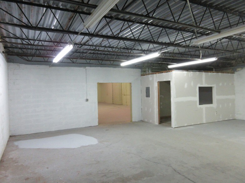 More Photos Of 15445 N Nebraska Ave, Lutz Warehouse For Lease