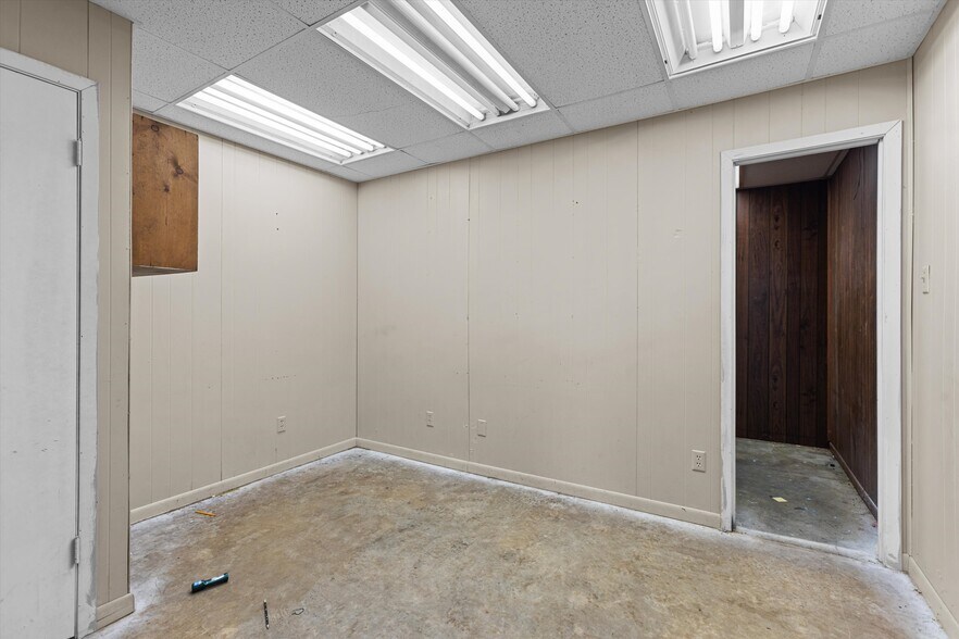 More Photos Of 600 Turner Dr, Palestine Warehouse For Sale