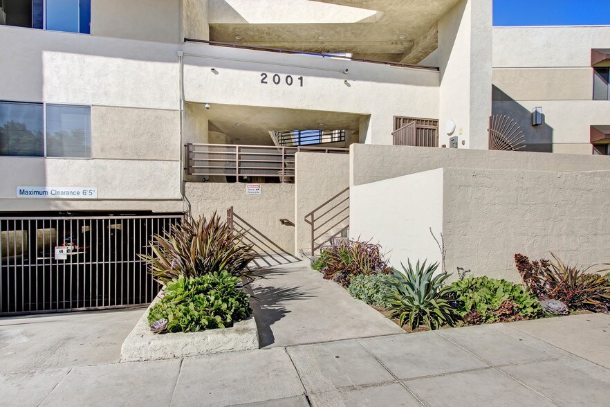 More Photos Of 2001-2005 Grismer Ave, Burbank Apartments For Sale
