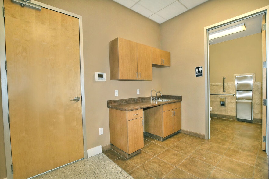 More Photos Of 7235 E Hampton Ave, Mesa Warehouse For Lease