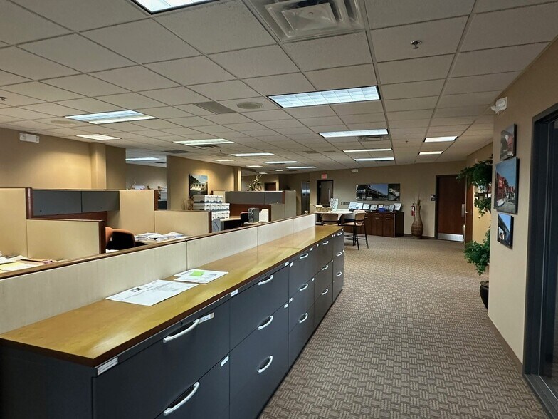 More Photos Of 24595 Groesbeck Hwy, Warren Office For Lease