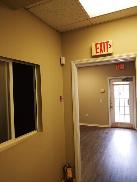 More Photos Of 8909 Regents Park Dr, Tampa Office Residential For Lease
