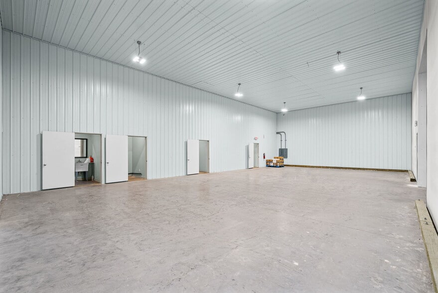 More Photos Of 1040 Smokestack Dr, Clarksville Warehouse For Lease