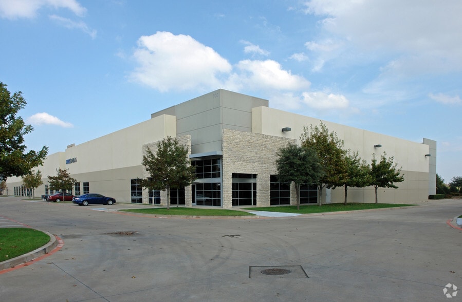 More Photos Of 700 Freeport Pky, Coppell Warehouse For Lease