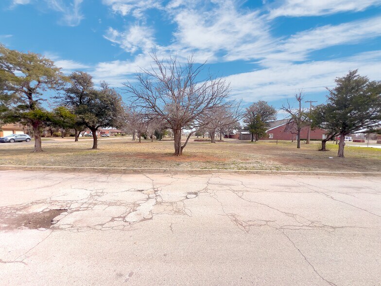 More Photos Of 1015 E Broadway St, Altus Land For Sale
