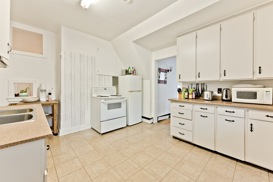 More Photos Of 127 Rue Queen, Sherbrooke Office Residential For Sale