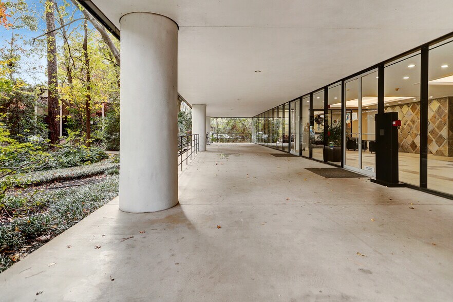 More Photos Of 2180 North Loop W, Houston Unknown For Lease